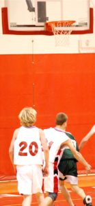 バスケットボールをする男の子2