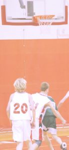 バスケットボールをする男の子1