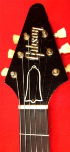 バックが赤のギター