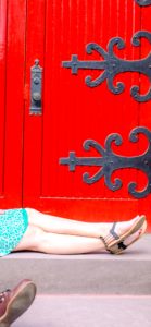 赤い扉と女の子