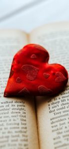 英字の本とハート