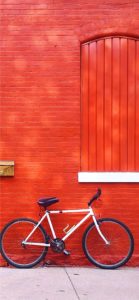 赤い壁と自転車1