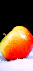 雪の上のりんご1