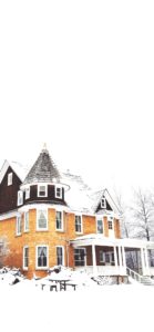 雪の中の黄色い家1