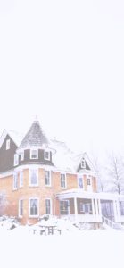 雪の中の黄色い家2