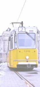 冬景色の中を走るトラム2