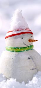 雪の中の雪だるま人形1