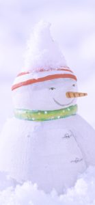 雪の中の雪だるま人形2