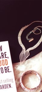 黒い帽子とジュエリー2