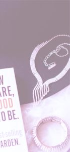 黒い帽子とジュエリー1