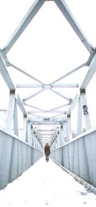 雪が積もった橋