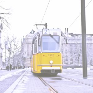 冬の町を走るトラム1