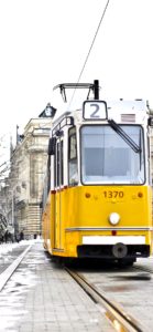 冬の町を走るトラム1