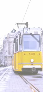 冬の町を走るトラム2