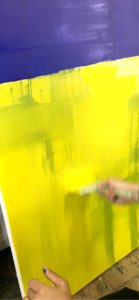 黄色に塗ったキャンバス