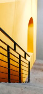 黄色い建物と階段2