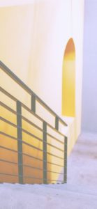 黄色い建物と階段1