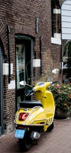 黄色いスクーター2