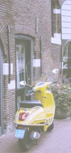 黄色いスクーター1