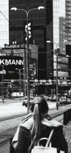 町を歩く女の子