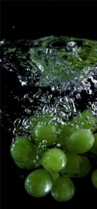 水に落ちたぶどう