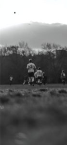 フットボールをしている人