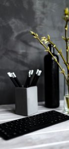 鉛筆と黒い花瓶