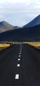 山の中のアスファルトの道