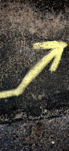 アスファルトの矢印