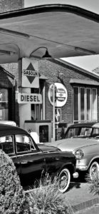 古いガソリンスタンドと車