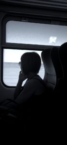 窓の外を見ている女性