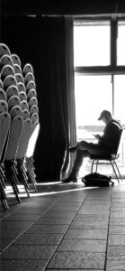 窓際に座っている男性