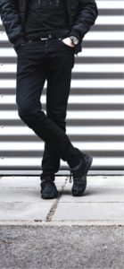 足を組んで立っている男性