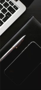 パソコンと手帖とボールペン