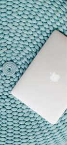 ブルーのチェストとパソコン2