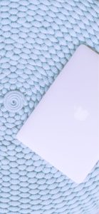 ブルーのチェストとパソコン1