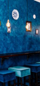 ネイビーの壁のカフェ2