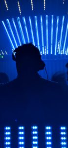 DJとブルーのライト2