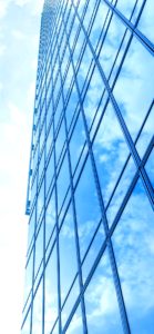 青い空が映るビル2