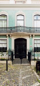 パステルブルーの建物1