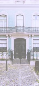 パステルブルーの建物2