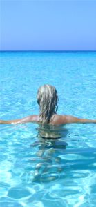 女性とプール1