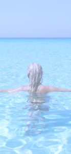 女性とプール2
