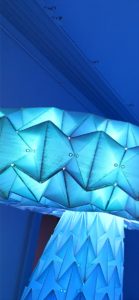 青い光のオブジェ