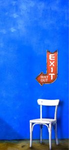 青い壁と白い椅子2