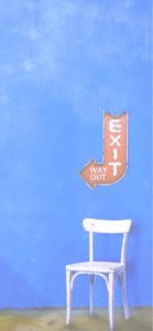 青い壁と白い椅子1