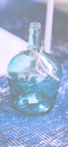 青いガラス瓶2