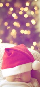 サンタクロースの帽子をかぶった赤ちゃん2