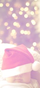 サンタクロースの帽子をかぶった赤ちゃん1