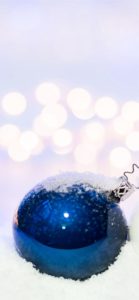 雪が積もった青いツリー飾り1
